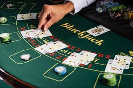 Layar permainan Lightning Roulette di slotku menampilkan roda roulette dengan pengganda petir yang bersinar di nomor-nomor pilihan
